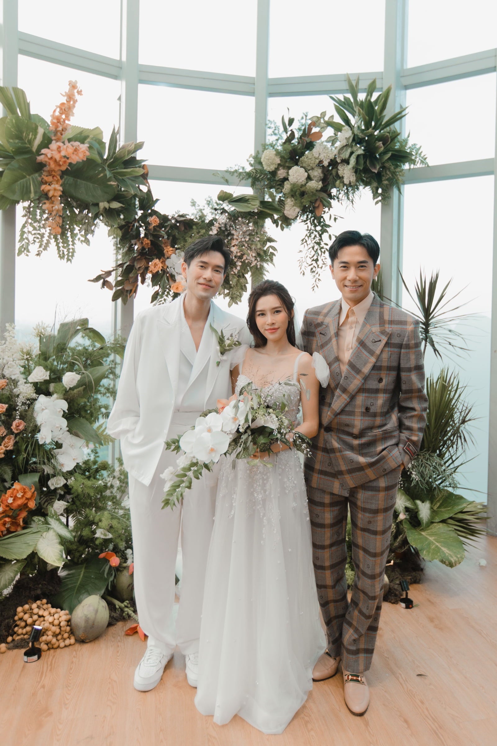 James Seah married Nicole Chang at 1-Atico posing for photo in front of wedding floral backdrop by Singapore wedding florist Bucket Full of Roses BFOR prices