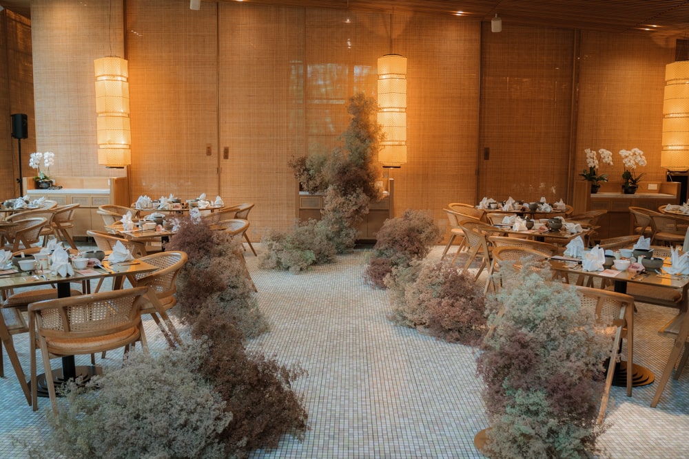 Minjiang wedding venue decorated with delicate baby’s breath floral design inspired by smokebush
