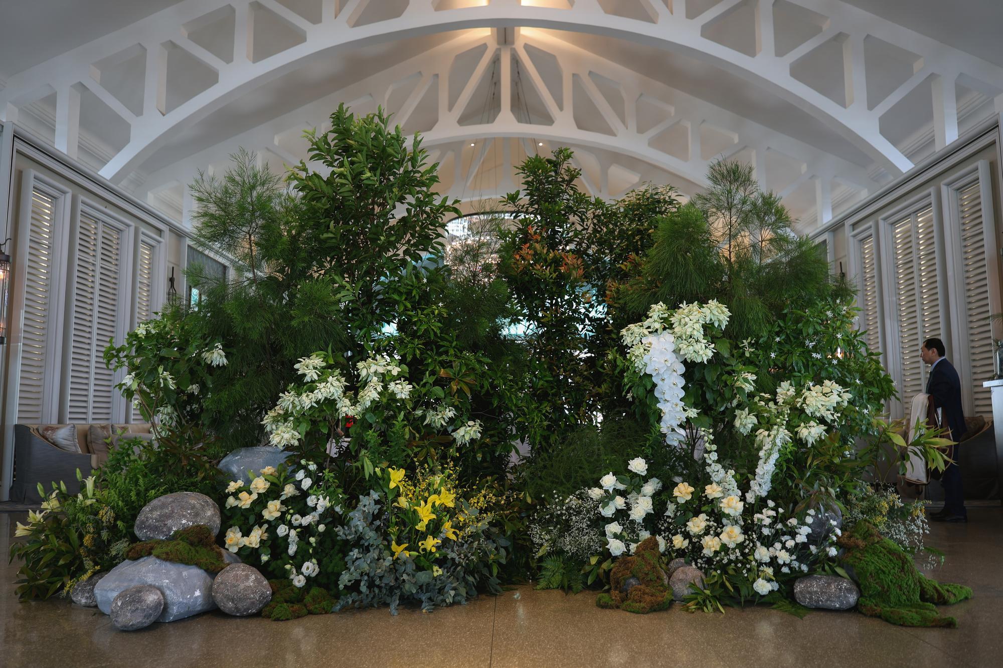 Clifford Pier garden wedding with a lifesize landscape of trees and white and yellow florals
